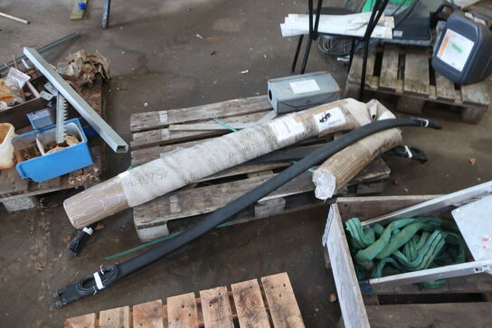 2 stk. rullebukke, paller, reoler, reservedele, værktøj, stiger m.m.