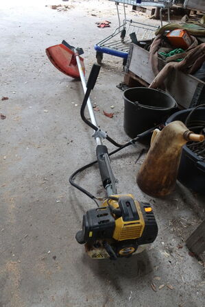 Div. Træ, hegn, værktøj, løftestroppe, buskrydder m.m.