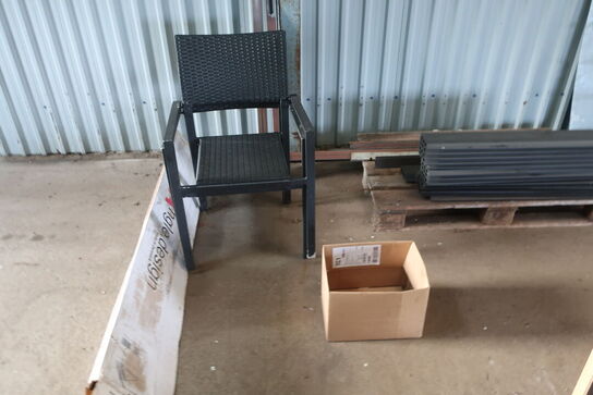 2 stk. rullebukke, paller, reoler, reservedele, værktøj, stiger m.m.