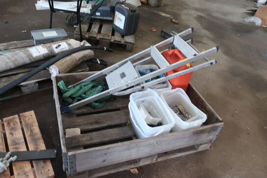 2 stk. rullebukke, paller, reoler, reservedele, værktøj, stiger m.m.