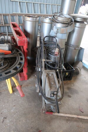 2 stk. rullebukke, paller, reoler, reservedele, værktøj, stiger m.m.