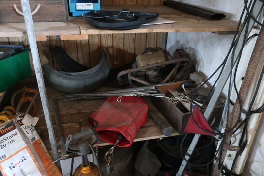 Reol med div. Reservedele og varelager samt rullevogn med indhold m.m.