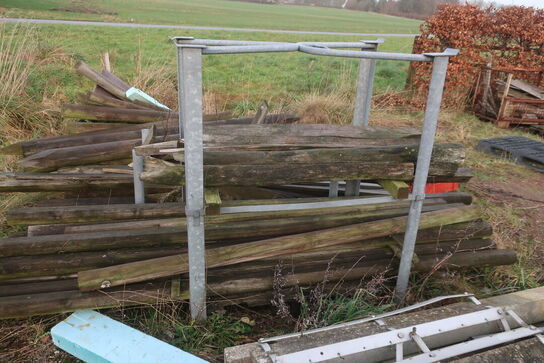 Div. Barreller med træ, tagplader, stolper m.m.