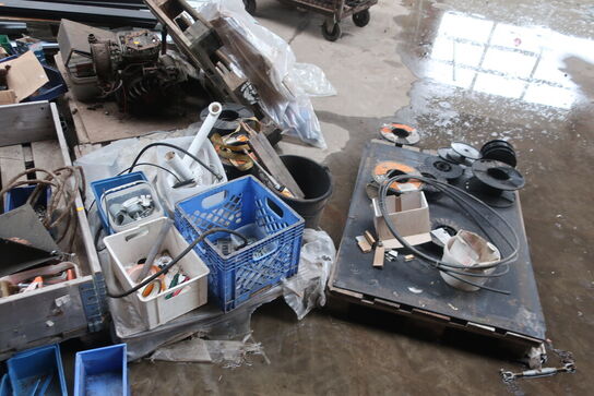 Div. Paller, pallerammer, reservedele, varelager m.m.