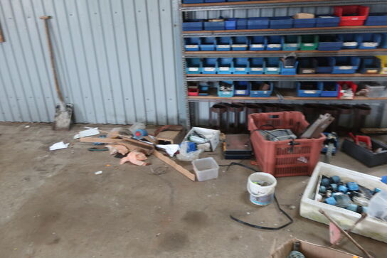 2 stk. rullebukke, paller, reoler, reservedele, værktøj, stiger m.m.