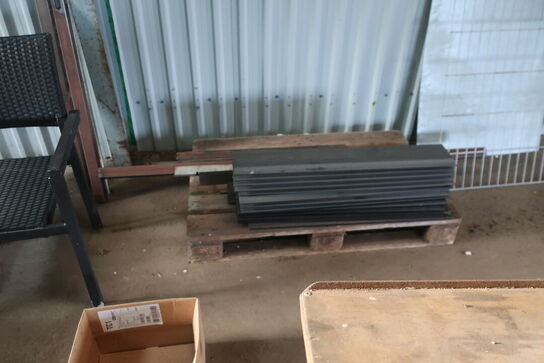 2 stk. rullebukke, paller, reoler, reservedele, værktøj, stiger m.m.