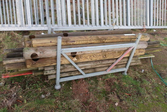 Div. Barreller med træ, tagplader, stolper m.m.