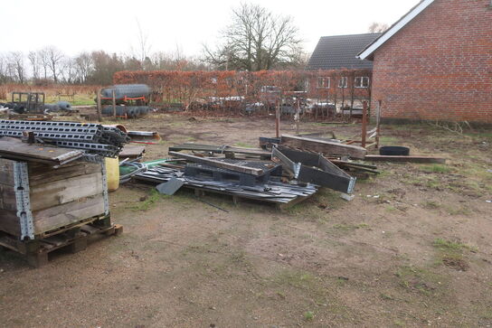 Bareller, paller med indhold, hegnsstolper m.m.