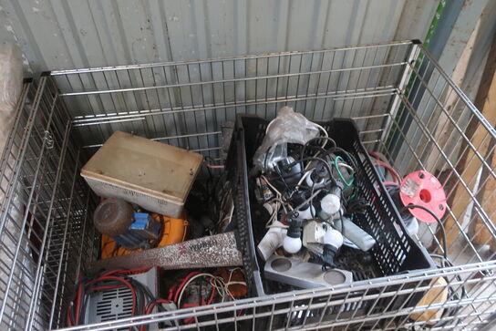 2 stk. rullebukke, paller, reoler, reservedele, værktøj, stiger m.m.