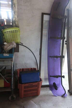 Reol med div. Reservedele og varelager samt rullevogn med indhold m.m.