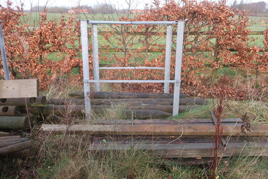 Div. Barreller med træ, tagplader, stolper m.m.