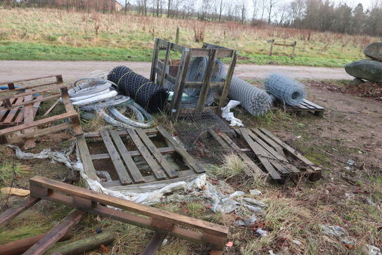 Bareller, paller med indhold, hegnsstolper m.m.