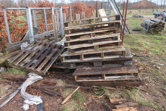Div. Barreller med træ, tagplader, stolper m.m.