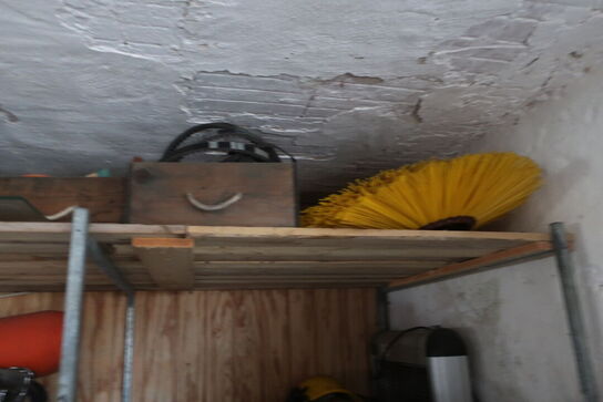 Reol med div. Reservedele og varelager samt rullevogn med indhold m.m.