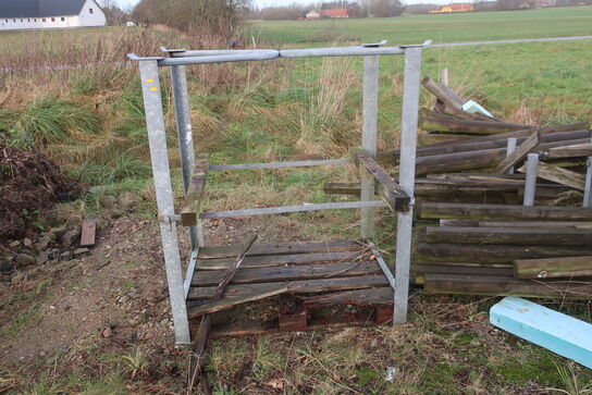 Div. Barreller med træ, tagplader, stolper m.m.