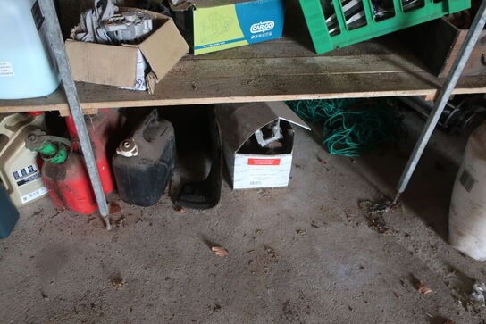 Reol med div. Reservedele og varelager samt rullevogn med indhold m.m.