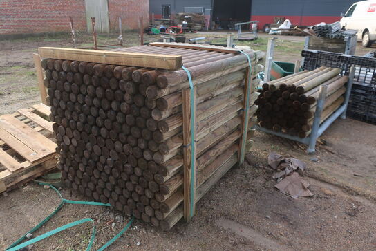 Bareller, paller med indhold, hegnsstolper m.m.