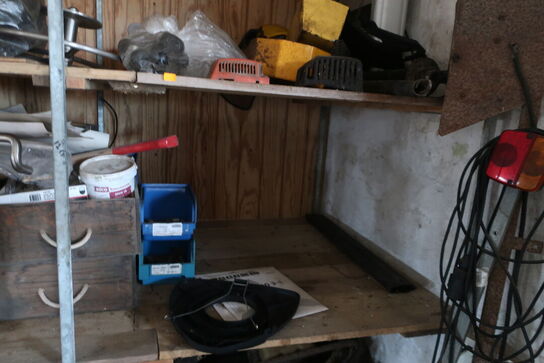 Reol med div. Reservedele og varelager samt rullevogn med indhold m.m.