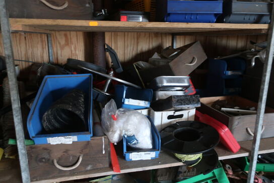 Reol med div. Reservedele og varelager samt rullevogn med indhold m.m.