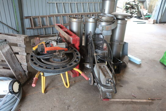 2 stk. rullebukke, paller, reoler, reservedele, værktøj, stiger m.m.