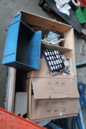 Brændefyr BAXI Solo Innova 20 STD, Div. Paller med indhold, fælge med dæk m.m.