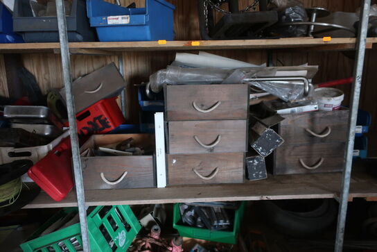 Reol med div. Reservedele og varelager samt rullevogn med indhold m.m.