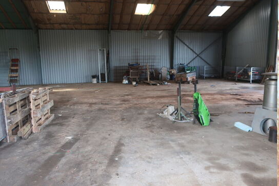 2 stk. rullebukke, paller, reoler, reservedele, værktøj, stiger m.m.