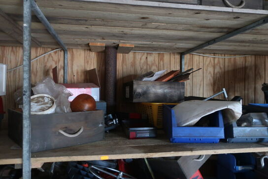 Reol med div. Reservedele og varelager samt rullevogn med indhold m.m.