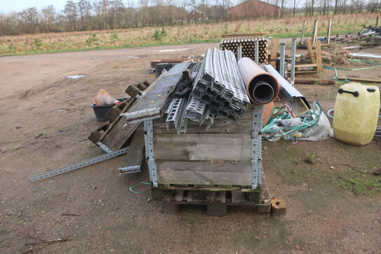 Bareller, paller med indhold, hegnsstolper m.m.