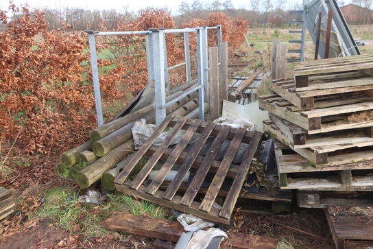 Div. Barreller med træ, tagplader, stolper m.m.