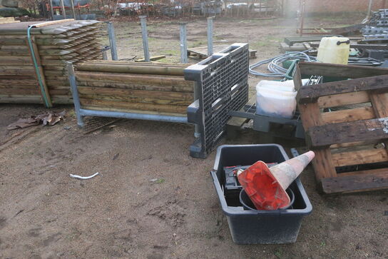 Bareller, paller med indhold, hegnsstolper m.m.