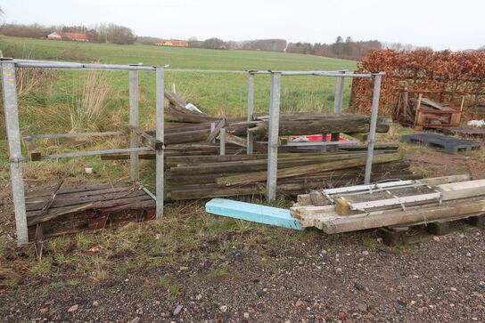 Div. Barreller med træ, tagplader, stolper m.m.