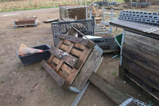 Bareller, paller med indhold, hegnsstolper m.m.