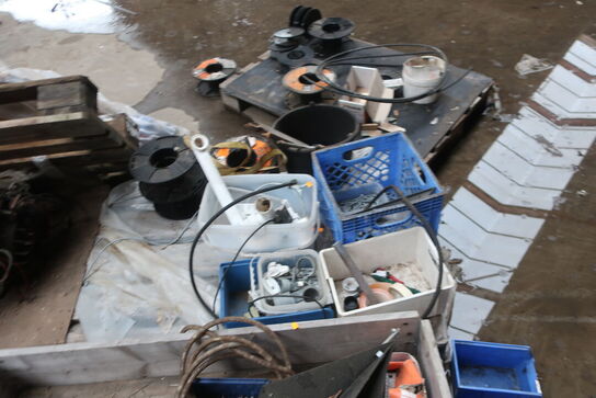 Div. Paller, pallerammer, reservedele, varelager m.m.