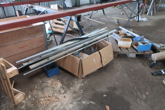 2 stk. rullebukke, paller, reoler, reservedele, værktøj, stiger m.m.