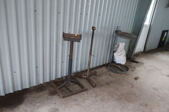 2 stk. rullebukke, paller, reoler, reservedele, værktøj, stiger m.m.