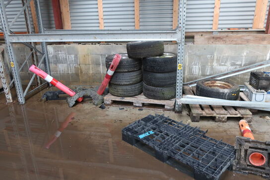 Brændefyr BAXI Solo Innova 20 STD, Div. Paller med indhold, fælge med dæk m.m.