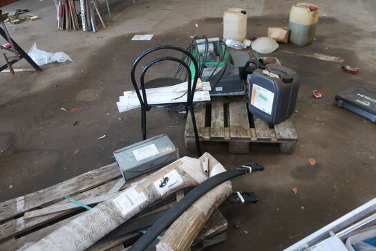 2 stk. rullebukke, paller, reoler, reservedele, værktøj, stiger m.m.