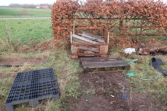 Div. Barreller med træ, tagplader, stolper m.m.