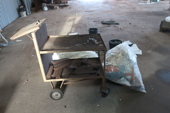 2 stk. rullebukke, paller, reoler, reservedele, værktøj, stiger m.m.