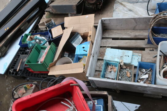 Div. Paller, pallerammer, reservedele, varelager m.m.