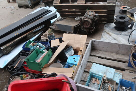 Div. Paller, pallerammer, reservedele, varelager m.m.