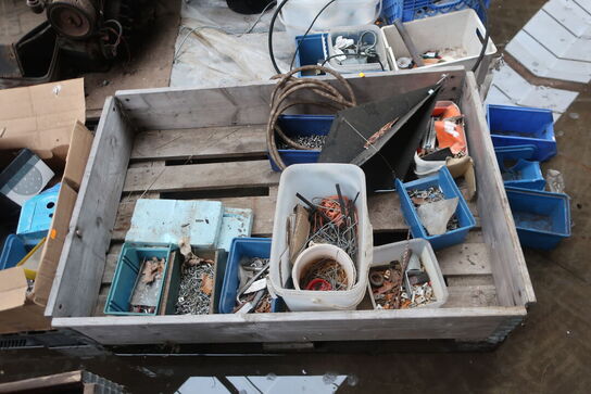 Div. Paller, pallerammer, reservedele, varelager m.m.