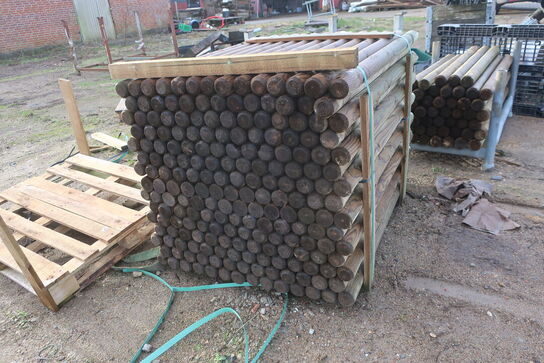 Bareller, paller med indhold, hegnsstolper m.m.