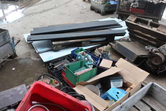 Div. Paller, pallerammer, reservedele, varelager m.m.