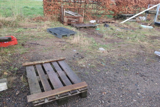 Div. Barreller med træ, tagplader, stolper m.m.