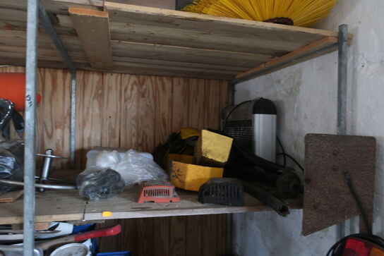 Reol med div. Reservedele og varelager samt rullevogn med indhold m.m.