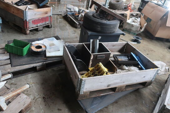 Div. Paller, pallerammer, reservedele, varelager m.m.