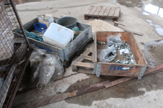 Div. Paller, pallerammer, reservedele, varelager m.m.