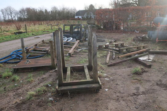 Bareller, paller med indhold, hegnsstolper m.m.